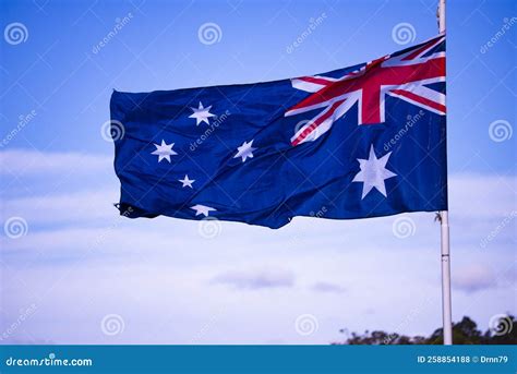 Bandera De Australia Ondeando En El Fondo Azul Del Cielo Foto de ...