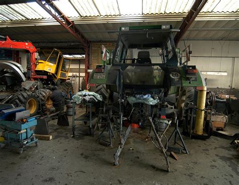 Landwirte zeigen Saisonvorbereitungen in der Landmaschinen-Werkstatt ...