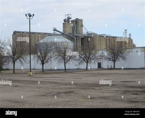 Views of ADM grain elevators located near the intersection of Hamilton ...