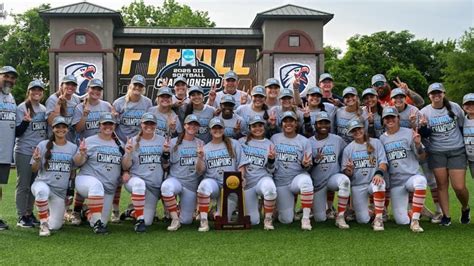 Bracket picks for the 2025 NCAA softball tournament, from regionals ...