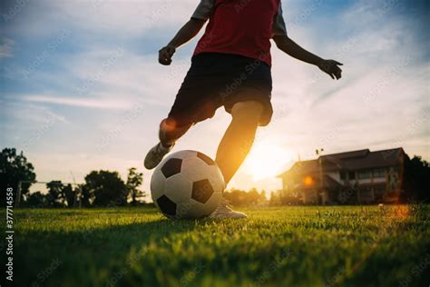 Playing Football 的图像结果
