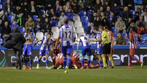 Watch Fernando Torres get knocked out as he lands on his head after an ...