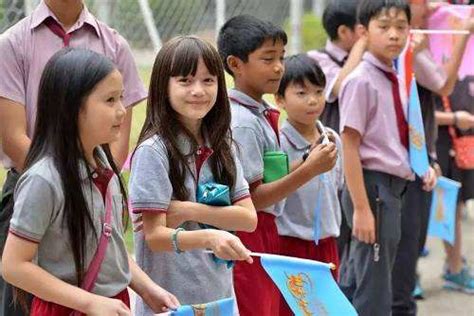 校报记者团与泰国留学生到石龙镇源头小学开展“六一”慰问活动-贺州学院党委宣传部