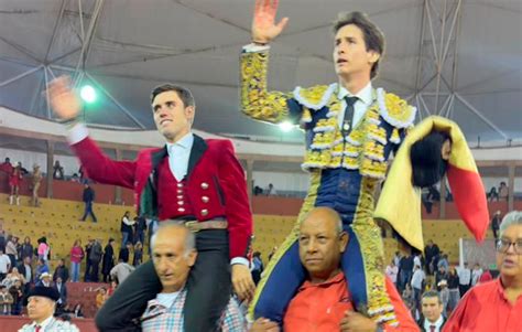 Guillermo Hermoso y Arturo Gilio salen a hombros en la corrida del 130 ...