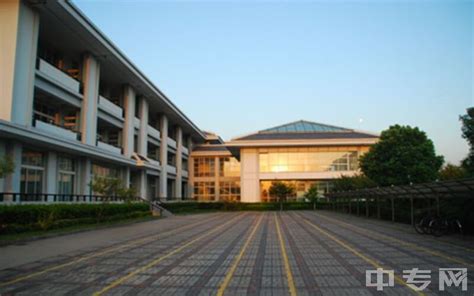 上海外国语大学教学楼高清图片下载-正版图片501006021-摄图网