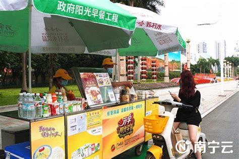 引摊入点、食安监管 南宁盘活“地摊经济”催旺城市烟火气_腾讯新闻