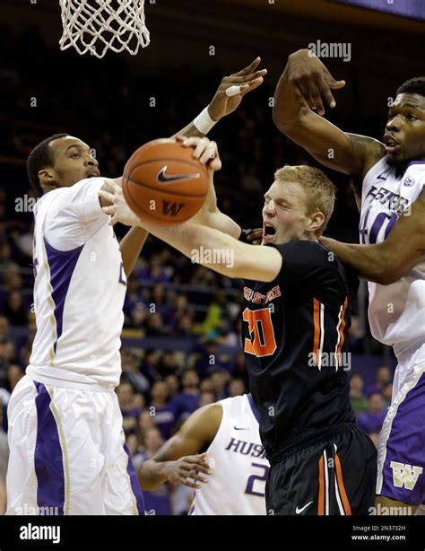 Oregon State's Olaf Schaftenaar (30) reaches for a loose ball between ...