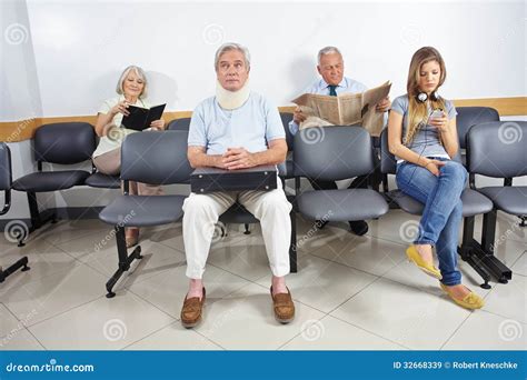 Sala De Espera Clinica Con Gente - Idea Sala De Estar