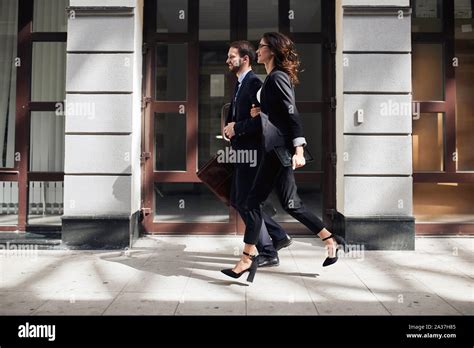 Business People Walking From Side View 的图像结果