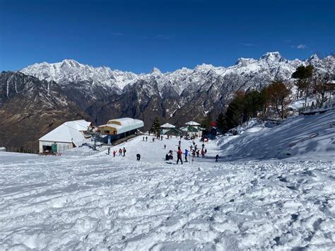 https://images.beyondyatra.com/dest/auli-ski-resort/places/auli-ski-resort-auli-uttarakhand-india-uttarakhand-india_img_4.jpg