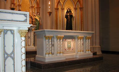 Cómo se llama la mesa central de la misa