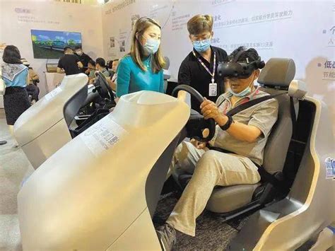 “VR学车+AI教学”新模式，盘点驾考培训“科技活儿”！_机器人_绿色_教练车
