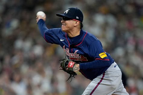 Jesse Chavez regresa por séptima ocasión a los Bravos a sus 41 años ...