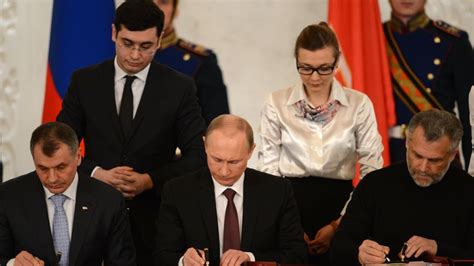 普京与克里米亚签署兼并条约