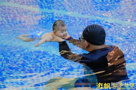 美丽的海滩游泳的人高清图片下载_红动中国