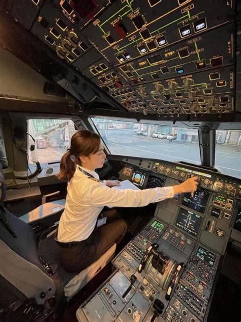 中国公安系统第一位女机长 14年飞行零差错(图)|张源|机长|飞行_新浪新闻
