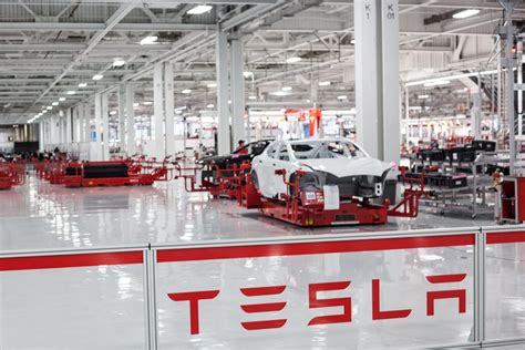 Tesla Factory Robots 的图像结果