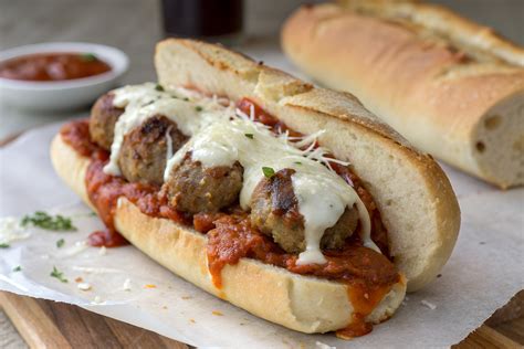 Meatball Sub – das legendäre Sandwich mit Käse und Marinara Sauce wie ...