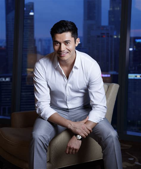 Henry Golding en Attitude - No Es País Para Cinéfilos