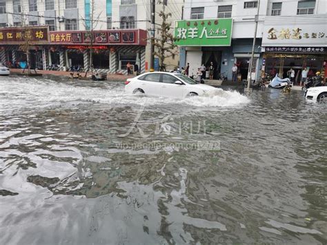 江苏连云港突降大雨 部分道路积水-人民图片网