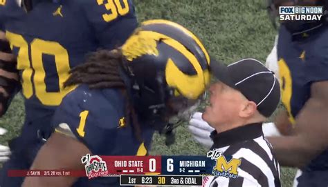 Michigan's Jaishawn Barham appears to headbutt ref -- but is not ...
