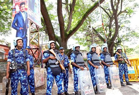 Bengaluru : RAF personnel stand guard during 'bandh' called by farmers ...