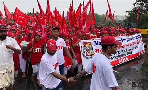 मोदी सरकार के खिलाफ देश भर के किसान-मजदूरों का ने रामलीला मैदान से संसद ...