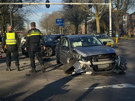 Ravage na frontale botsing tussen twee auto's | 112 Nieuws Nederland