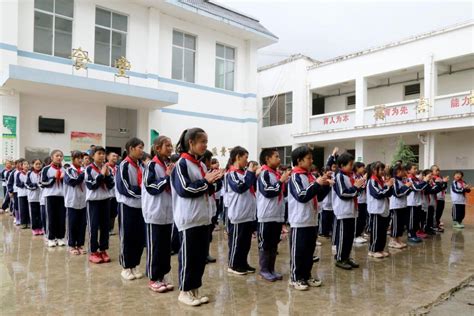 铭记园丁恩 鲜花诉深情——龙尾小学举行教师节献花活动_师心_徐钰钦_莫凡萱