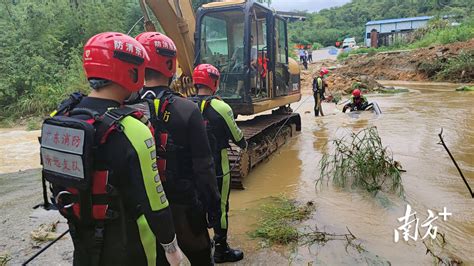 台风"海葵"致福州一消防车被洪水冲走 3人失联_手机新浪网