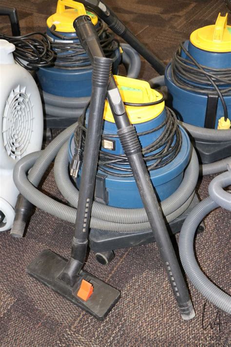 Top Vac Plus shop vac with hose and floor attachment - working at time ...