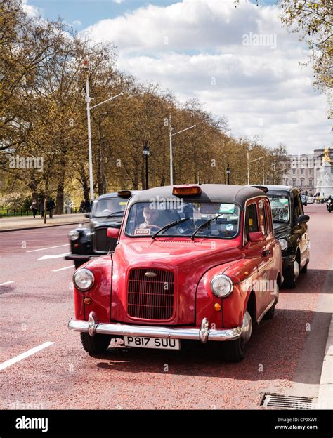 Red london taxi hi-res stock photography and images - Alamy