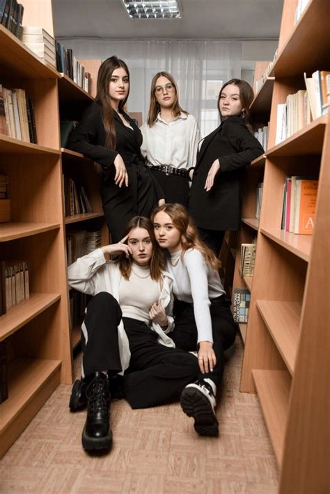 Съёмка в школе. Групповой портрет | Позирование выпускников, Портретные ...