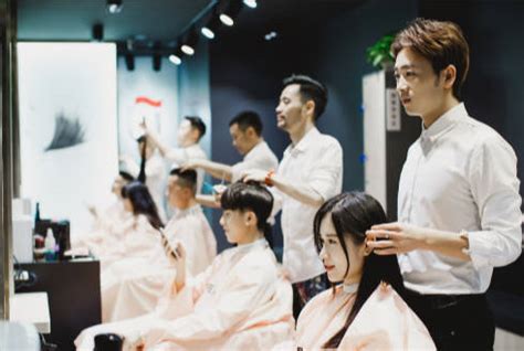 造型师美发师在美容院为一个可爱的小女孩做发型高清图片下载-正版图片506242201-摄图网