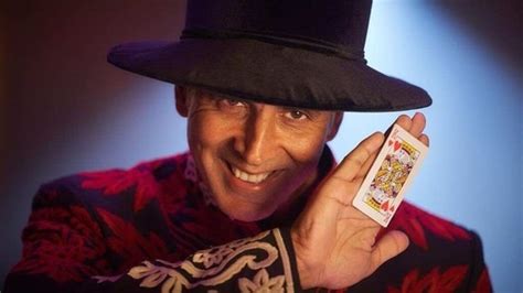 Akshay Kumar holds the King card in new Atrangi Re pic, thanks Sara Ali ...