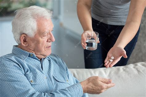生病的老人在吃药高清摄影大图-千库网