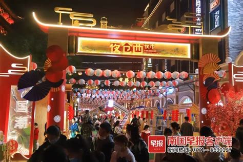 步行在广西南宁市中心，热闹的三街两巷，广西旅游胜地外来游客打卡之地，地摊美食购物一条街 - YouTube