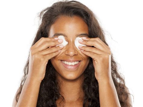 Tips for naturally reducing puffiness under eyes • SOFIA LATIF®