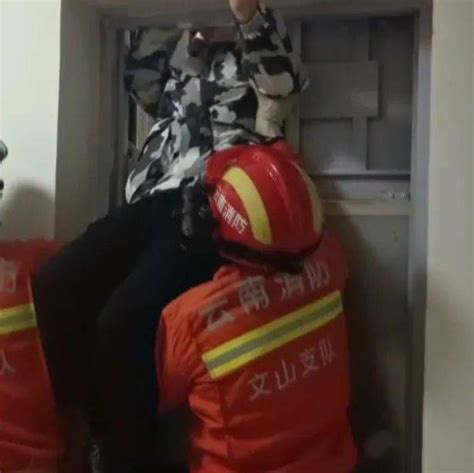 急！砚山一男子被困电梯14层与15层中间_砚山县_报警_救援