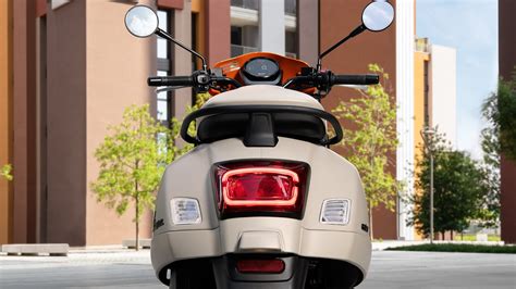Vespa GTV: powerful, high-performance scooter | Vespa EN