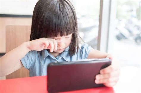 在家上网课，怎么保护孩子的视力？几点小技巧，父母不妨看看_腾讯新闻