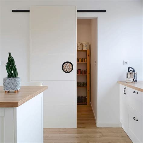 Küche mit Insel und Speisekammer, weiß und Holz | RENO Schiebetüren