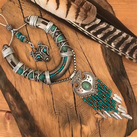 Wolf, spirit animal, lucky horseshoe | Horseshoe art, Horseshoe crafts ...