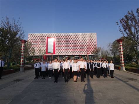 市行政审批局举行庆祝新中国成立70周年 “升国旗、唱国歌”仪式