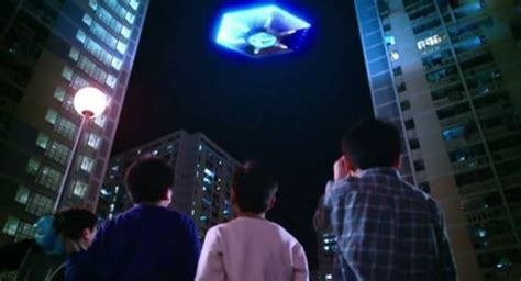 揭秘UFO！香港上空又现不明飞行物：持续发出强光 盘旋超1小时_腾讯新闻