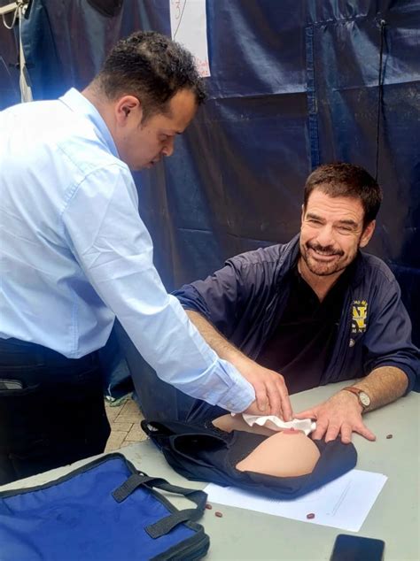 HOMBRES APRENDIENDO A ENSEÑAR SOBRE EL SENO Hoy enseñamos a los hombres… | IGNACIO CASTILLA ...
