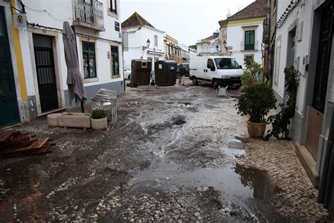 Algarve placed under red alert as heavy rain continues – Portugal Resident