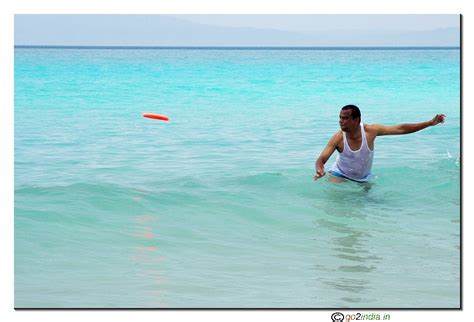 go2india.in : People playing in a sea beach