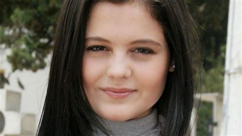 Allisson Lozz presume la camioneta que se ganó en su trabajo