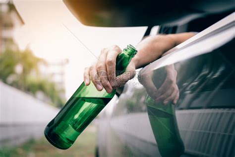 开车的男人拿着酒瓶高清图片下载-正版图片305633010-摄图网